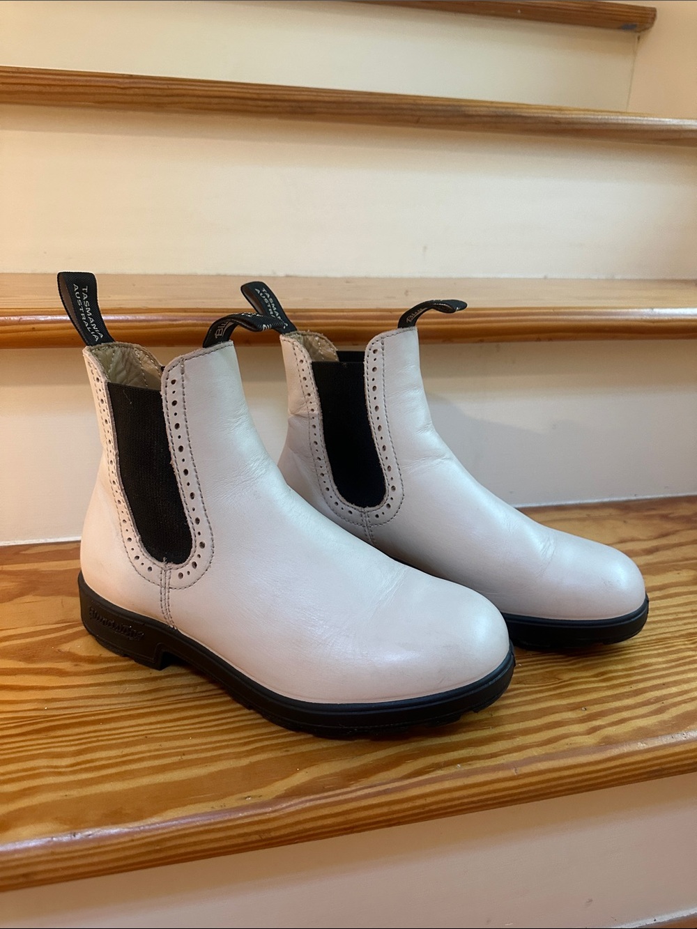 Blundstone White Leather Chelsea Ankle Boots with Black Elastic